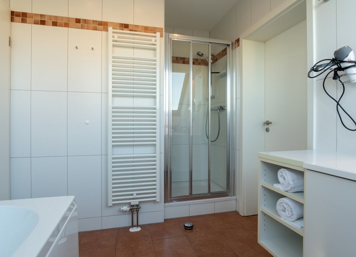 ... hellen Badezimmer