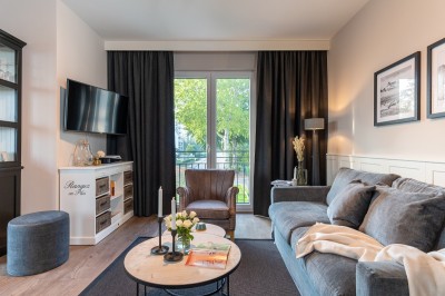 ... mit einer Sitzgruppe ...