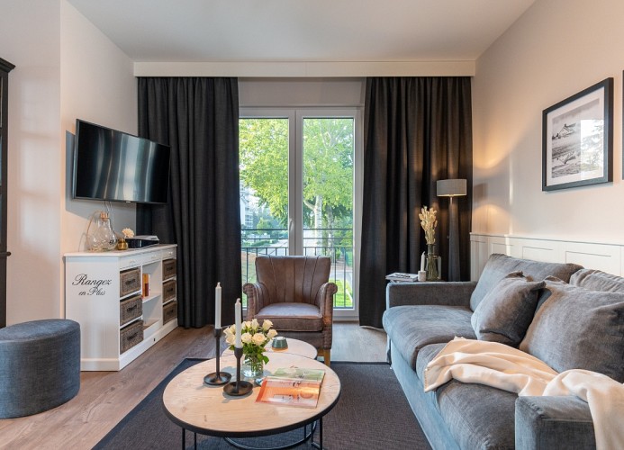 ... mit einer Sitzgruppe ...