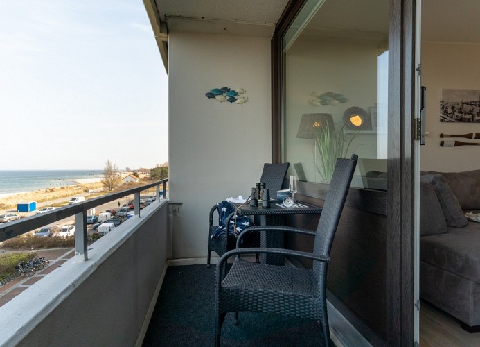 großer Balkon ...