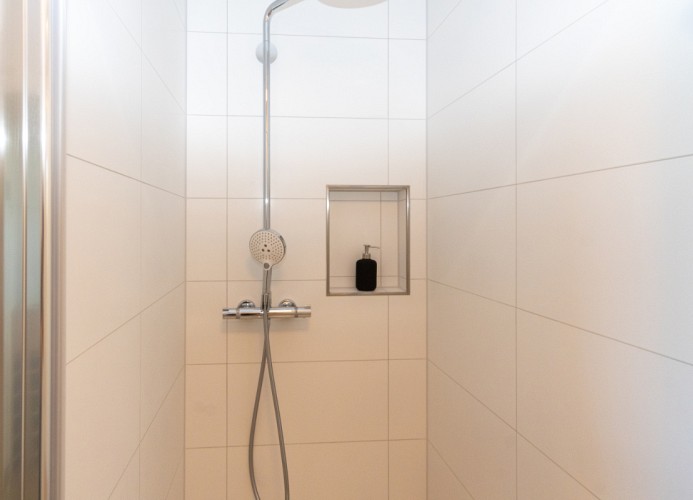 ... und bodentiefen Dusche