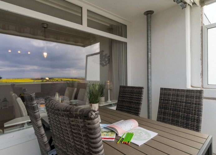 großer Balkon ...
