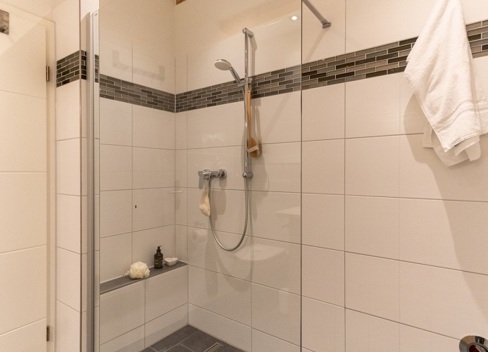 große Walk-In-Dusche ...