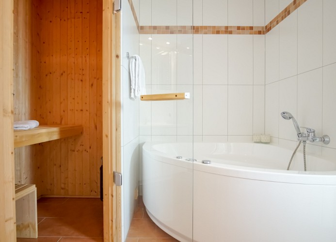 ... Sauna und Whirlpool