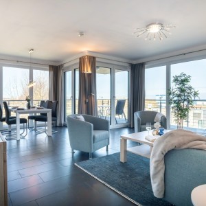 lichtdurchflutetes Wohnzimmer