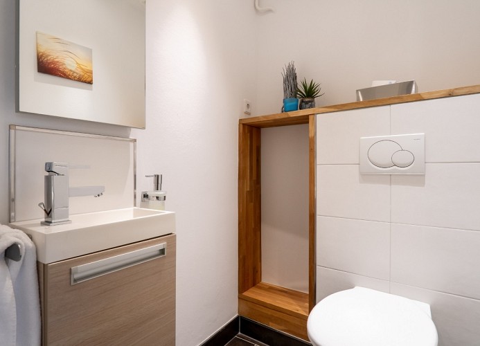 separates WC