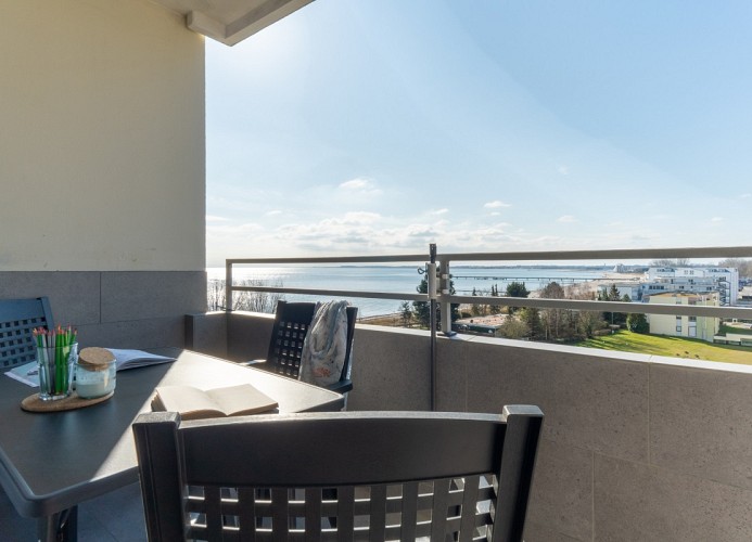 ... sonnigen Balkon ...