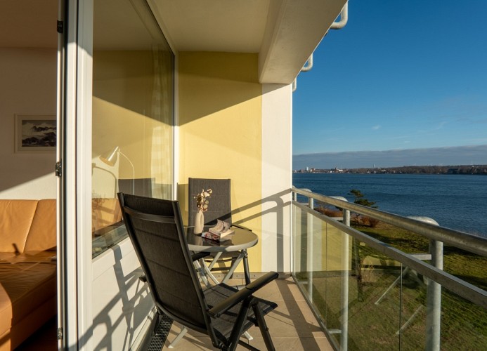 sonniger Balkon mit ...