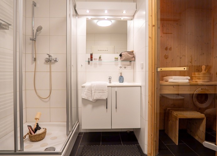 Wellnessbad mit Sauna ...