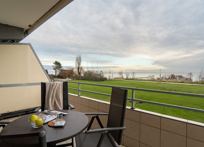 großer Balkon ...