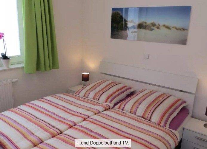 Schlafzimmer mit Doppelbett