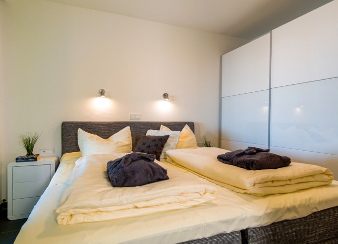 ... zum Schlafzimmer ...