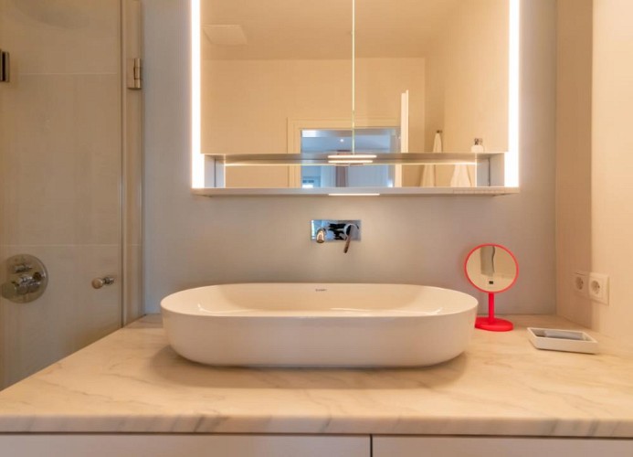 ... einem Aufsatzwaschtisch ...